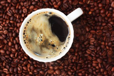 Kahve çekirdekleri ve kahve Americano masada.