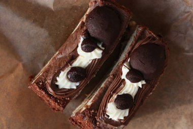 Kahvaltı için çikolatalı lezzetli kekler.