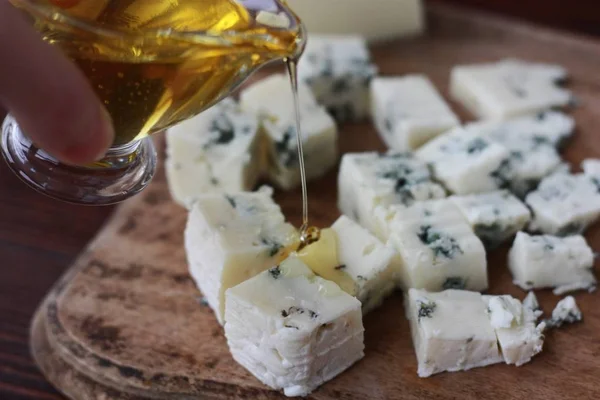 Masada bal olan küflü peynir.