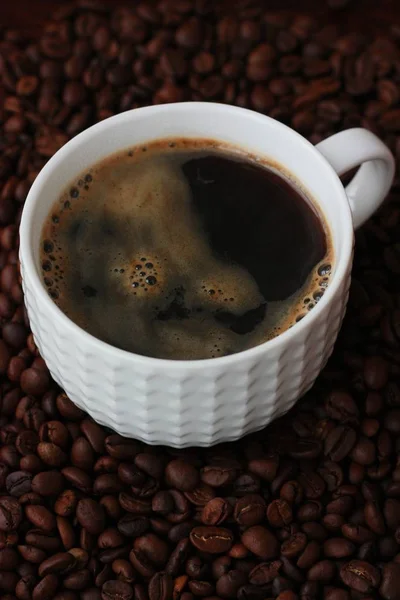 テーブルの上にコーヒー豆とコーヒーアメリカーノ — ストック写真