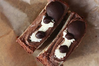 Kahvaltı için çikolatalı lezzetli kekler.