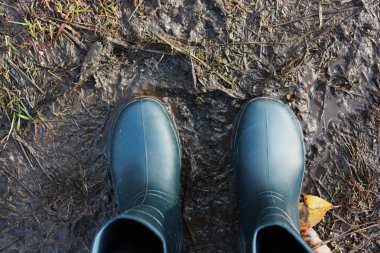 lastik çizmeler azıyorum ayaklarda 