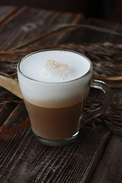 Cappuccino Delicioso Com Leite Uma Mesa Madeira — Fotografia de Stock