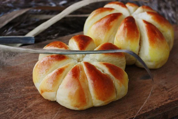 Délicieux Petits Pains Frais Sur Une Table Bois — Photo