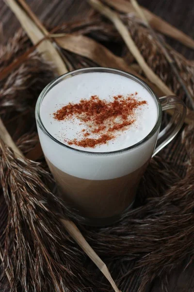 Pyszne Cappuccino Kawy Cynamonem Drewnianym Stole — Zdjęcie stockowe