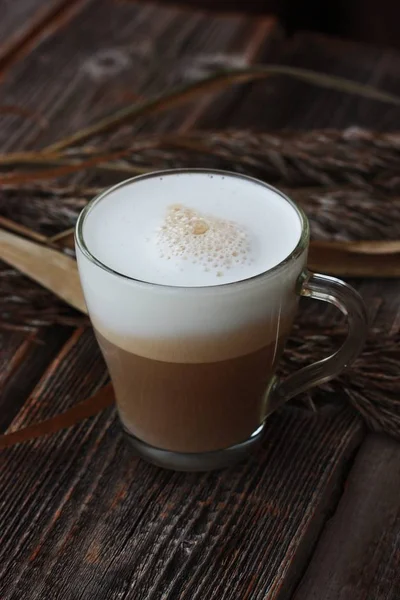 Cappuccino Lezat Dengan Susu Atas Meja Kayu — Stok Foto