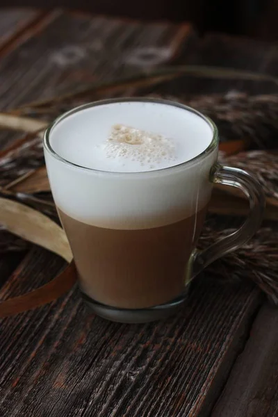 Köstlicher Cappuccino Mit Milch Auf Einem Holztisch — Stockfoto
