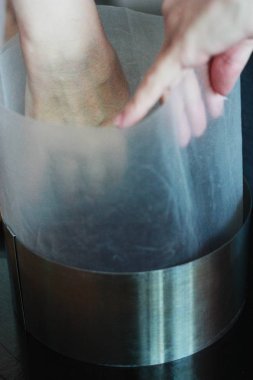 Demir bir kutuda çikolatalı pasta pişirmek için.