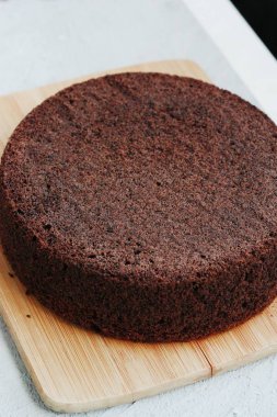 Tahta masada nefis çikolatalı pasta.