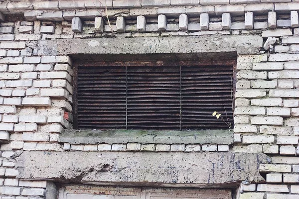 Παλιό Κτίριο Από Τούβλα Σκουριασμένο Παράθυρο — Φωτογραφία Αρχείου