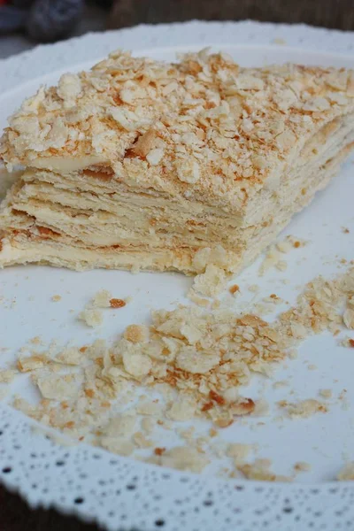 白いプレートの上においしいナポレオンケーキ — ストック写真