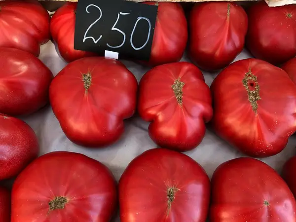 市面上美味的成熟红番茄 — 图库照片