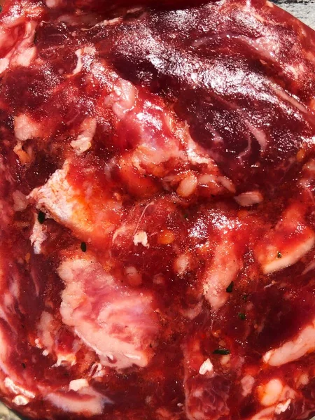 近くで調理するための新鮮な牛肉ステーキビュー — ストック写真