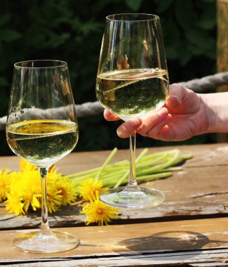 Piknikte bardakta beyaz şarap