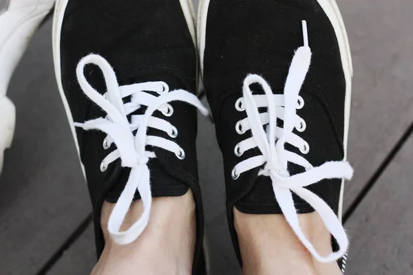 Black Sneakers White Laces Feet — Stock Photo, Image