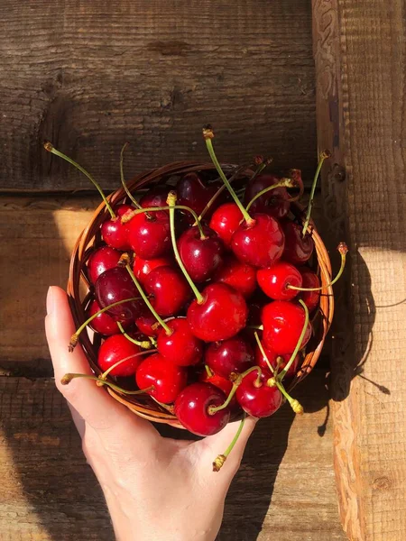 Reife Rote Kirschen Auf Einem Holztisch — Stockfoto