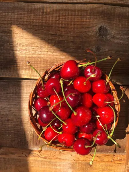 Reife Rote Kirschen Auf Einem Holztisch — Stockfoto
