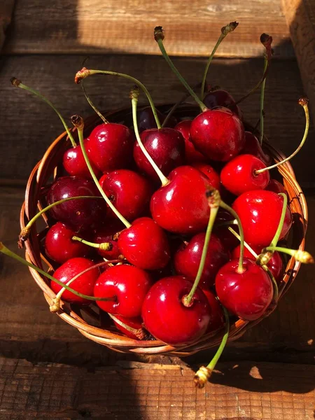 Tahta bir masada olgun kırmızı kirazlar 