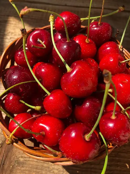 Reife Rote Kirschen Auf Einem Holztisch — Stockfoto