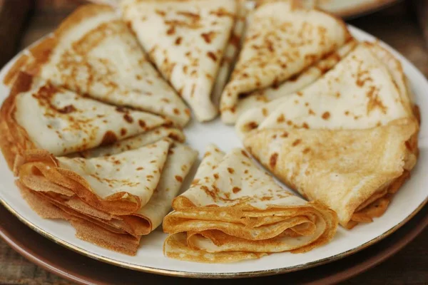 Köstlicher Frischer Crêpe Auf Dem Teller — Stockfoto