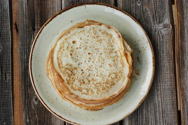 Köstlicher Frischer Crêpe Auf Dem Teller — Stockfoto