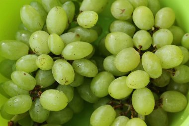 Kavanozda olgun yeşil üzümler
