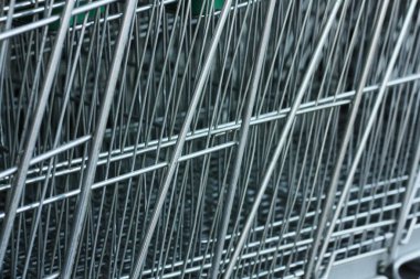 Mağaza yakınındaki ürünler için demir arabaları.