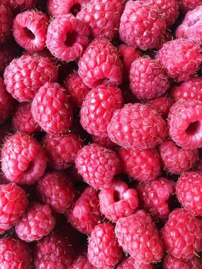 Masanın üzerinde nefis olgun ahududular var.