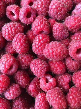 Masanın üzerinde nefis olgun ahududular var.