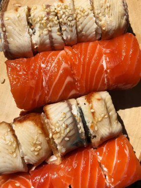 Balık havyarlı ve yılanbalıklı lezzetli suşi.