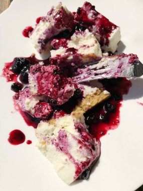 Yabanmersini soslu lezzetli vanilyalı cheesecake.