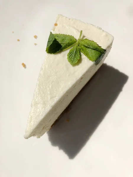 Läcker Vanilj Cheesecake Med Mynta Bordet — Stockfoto