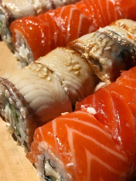 Finom Sushi Halkaviárral Angolnával — Stock Fotó