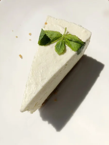 Leckerer Vanille Käsekuchen Mit Minze Auf Dem Tisch — Stockfoto