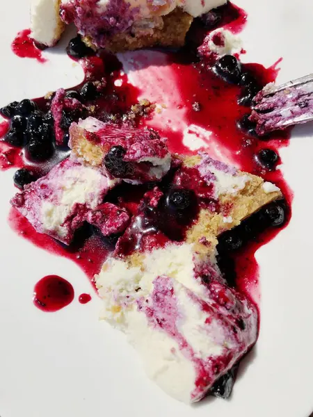 Πεντανόστιμο Cheesecake Βανίλιας Σάλτσα Βατόμουρο — Φωτογραφία Αρχείου
