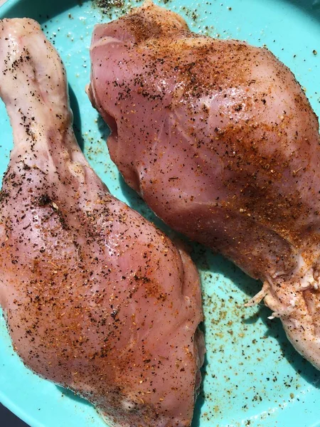 Frische Hühnerschenkel Gewürzen Aus Nächster Nähe — Stockfoto