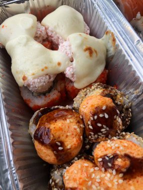 Balık havyarlı ve yılanbalıklı lezzetli suşi.