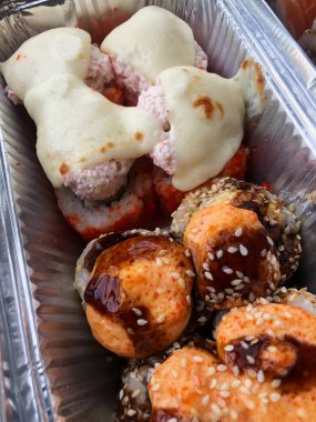 Balık havyarlı ve yılanbalıklı lezzetli suşi.