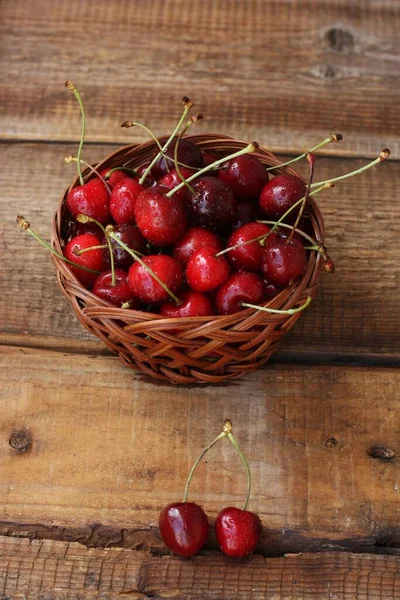 木制桌子上的成熟的红樱桃 — 图库照片