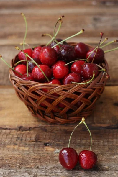 Reife Rote Kirschen Auf Einem Holztisch — Stockfoto