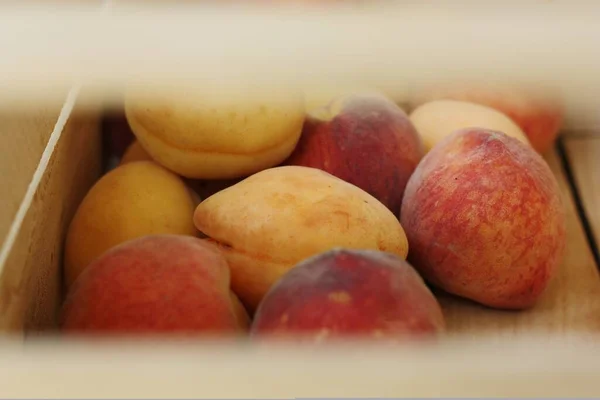 Ripe Peaches Apricots Wooden Box — Stock Photo, Image