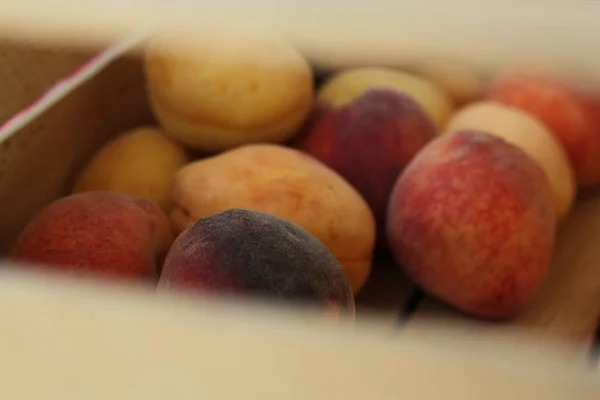 Ripe Peaches Apricots Wooden Box — Stock Photo, Image