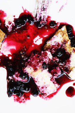 Yabanmersini soslu lezzetli vanilyalı cheesecake. 