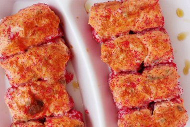 Balık havyarlı ve yılanbalıklı lezzetli suşi.