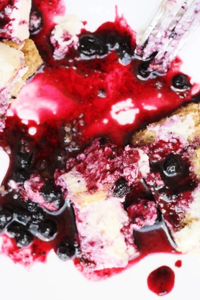ブルーベリーソースのマクロとおいしいバニラチーズケーキ — ストック写真