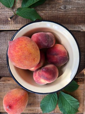 Tahta bir masada sulu şeftali.