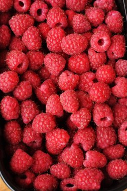 Markette leziz olgun ahududular.