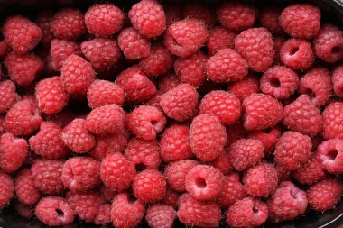 Markette leziz olgun ahududular.