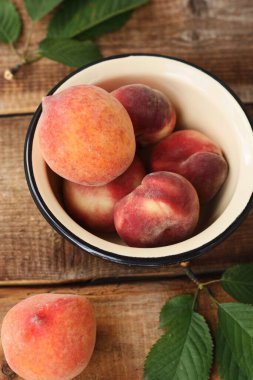 Tahta bir masada sulu şeftali. 