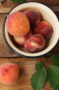 Tahta bir masada sulu şeftali. 